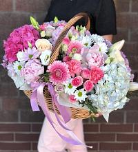 Композиция солнечный день в Касторное Цветочная композиция из Розы, Хризантемы, Пионы и Лизиантусы в корзине в Касторное