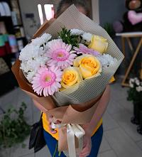 Букет цветов из:  Герберы, Розы и Хризантемы в Касторное