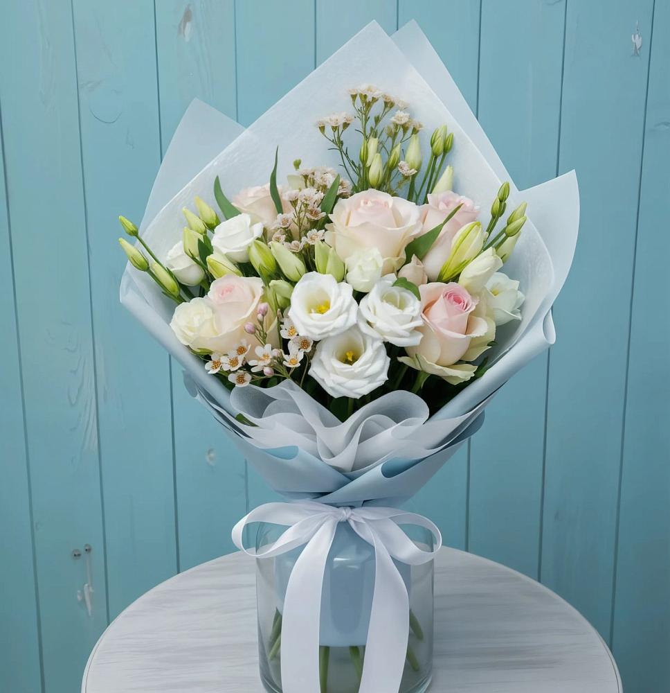 Букет цветов из: Розы и Лизиантусы в Касторное