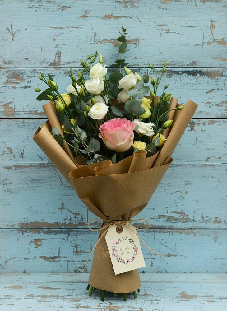 Букет цветов из: Розы и Лизиантусы в Касторное