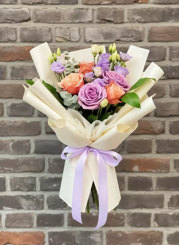 Букет цветов из: Лизиантусы и Розы в Касторное