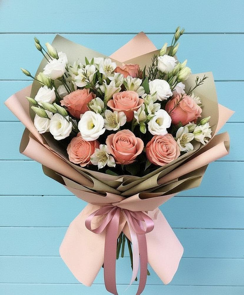 Букет цветов из: Розы, Альстромерии и Лизиантусы в Касторное