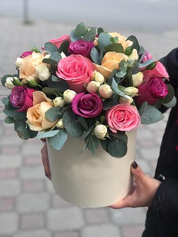 Цветочная композиция из Розы в шляпной коробке в Касторное
