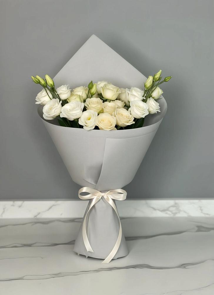 Букет цветов из: Розы и Лизиантусы в Касторное