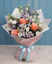 Букет цветов из:  Лизиантусы, Розы, Альстромерии и Гипсофила в Касторное