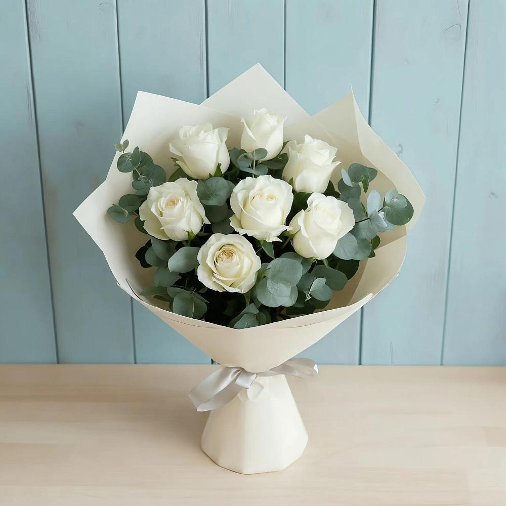 Букет Белые розы в Эвкалипте в Касторное