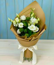 Букет цветов из:  Хризантемы и Лизиантусы в Касторное