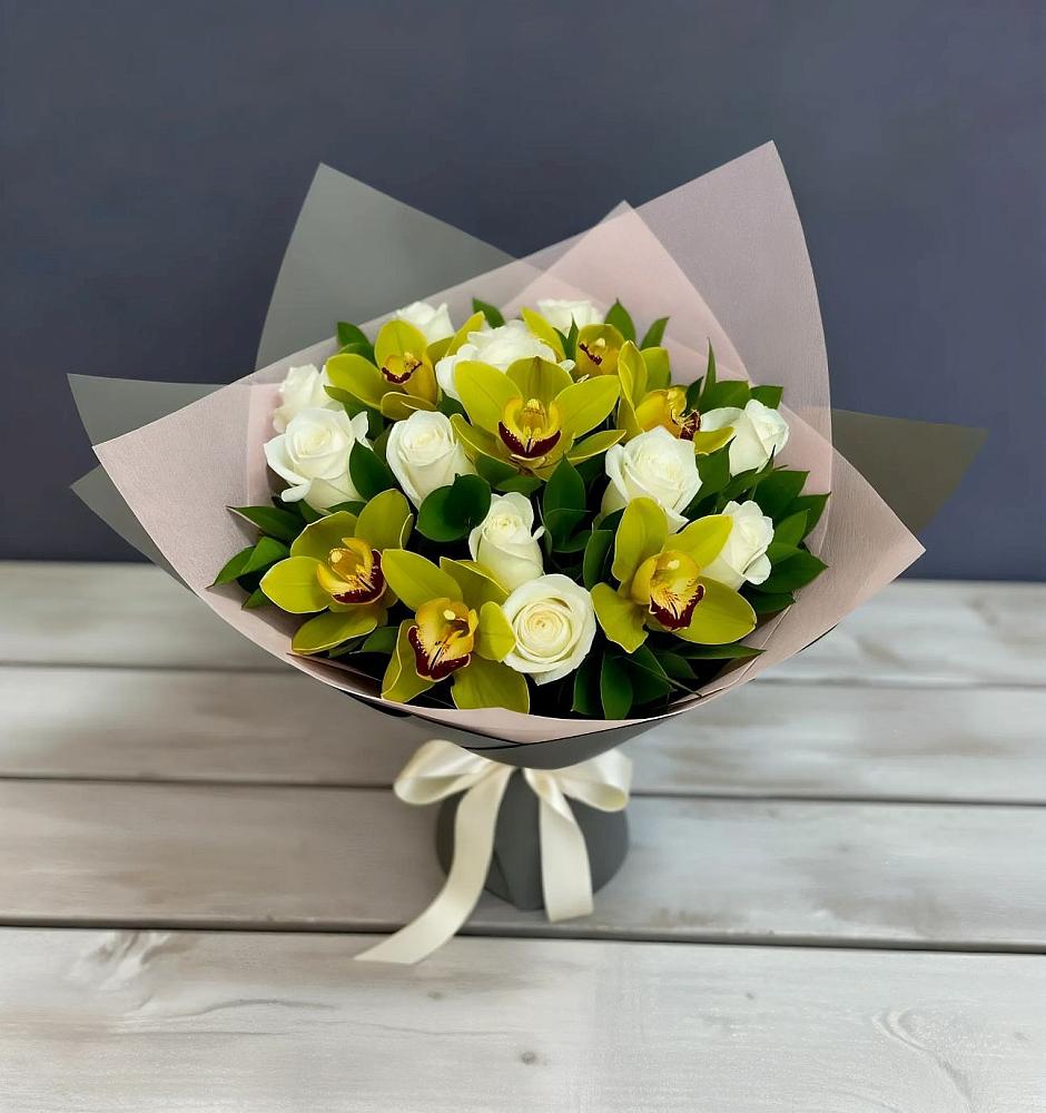 Букет цветов из: Орхидеи и Розы в Касторное