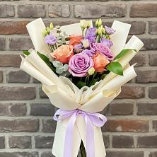 Букет цветов из:  Лизиантусы и Розы в Касторное