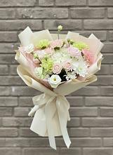 Букет цветов из:  Гвоздики, Розы, Лизиантусы и Хризантемы в Касторное