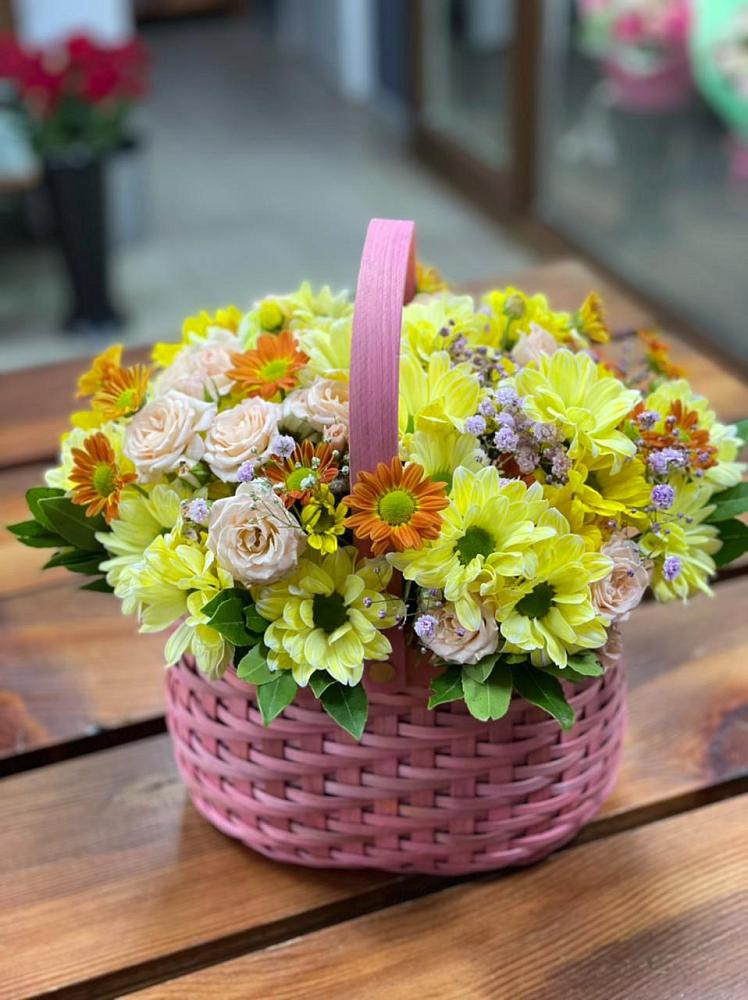 Цветочная композиция из Хризантемы и Розы в корзине в Касторное