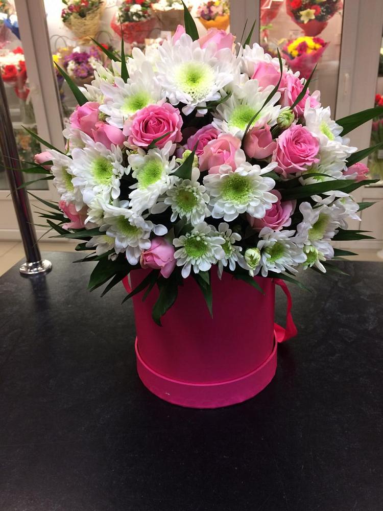 Цветочная композиция из Розы и Хризантемы в шляпной коробке в Касторное