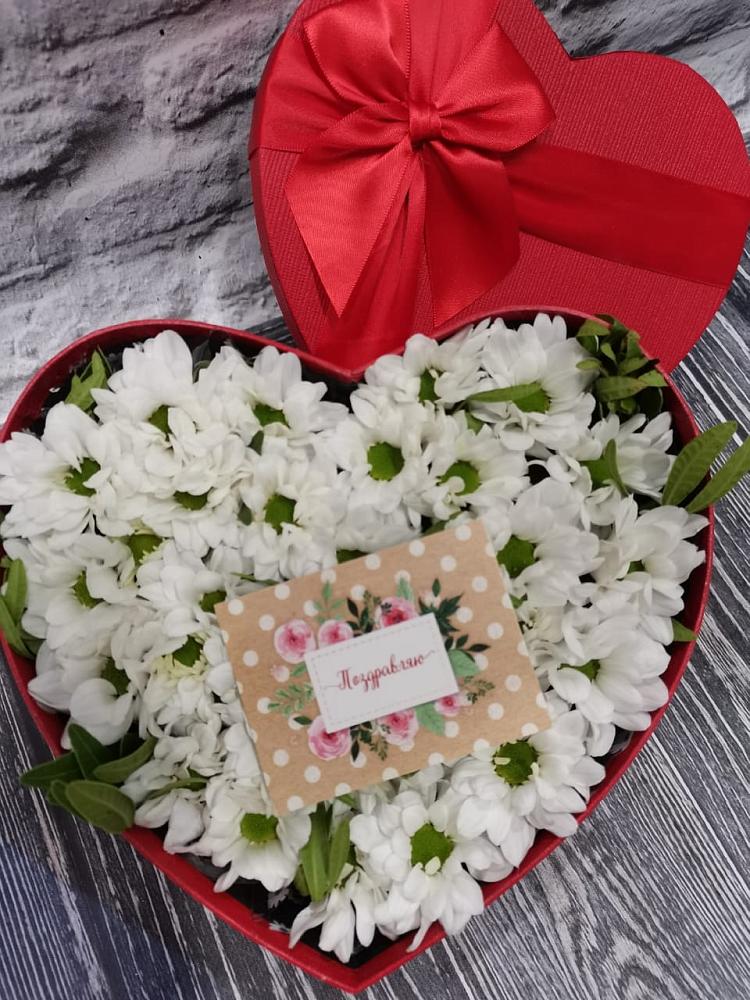 Цветочная композиция из Хризантемы в виде сердца в Касторное