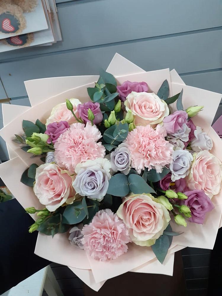 Букет цветов из: Розы, Гвоздики и Лизиантусы в Касторное