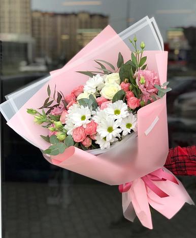 Букет цветов из: Розы, Лизиантусы и Хризантемы в Касторное